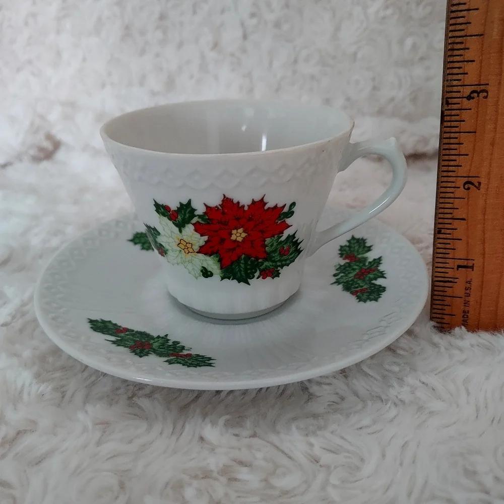 Vintage Dainty Poinsettia Christmas Tea Cup & Saucer set by Inarco Japan Holiday